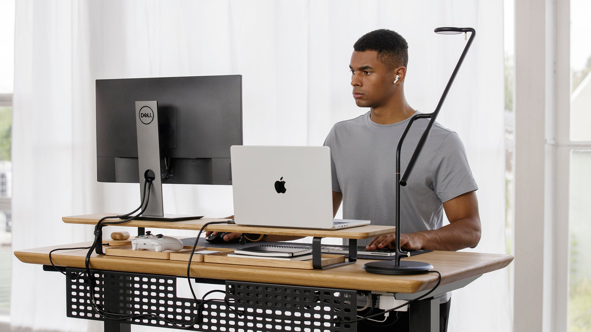 Regulated desks: how many benefits do they really have?