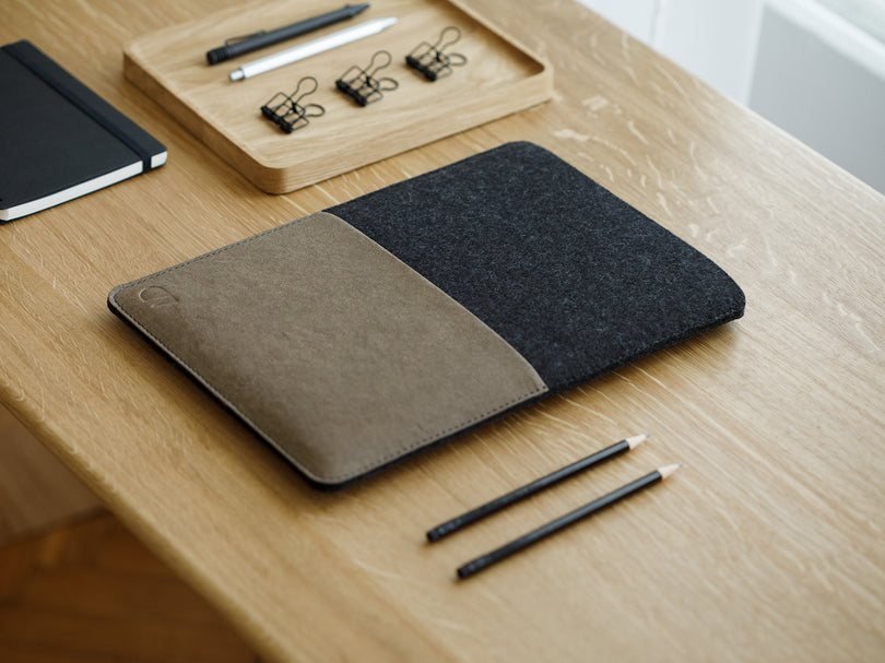 oakywood felt macbook case anthracite in use