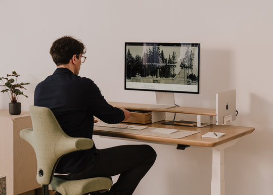 Best desk setup for video calls (lighting, height, background)
