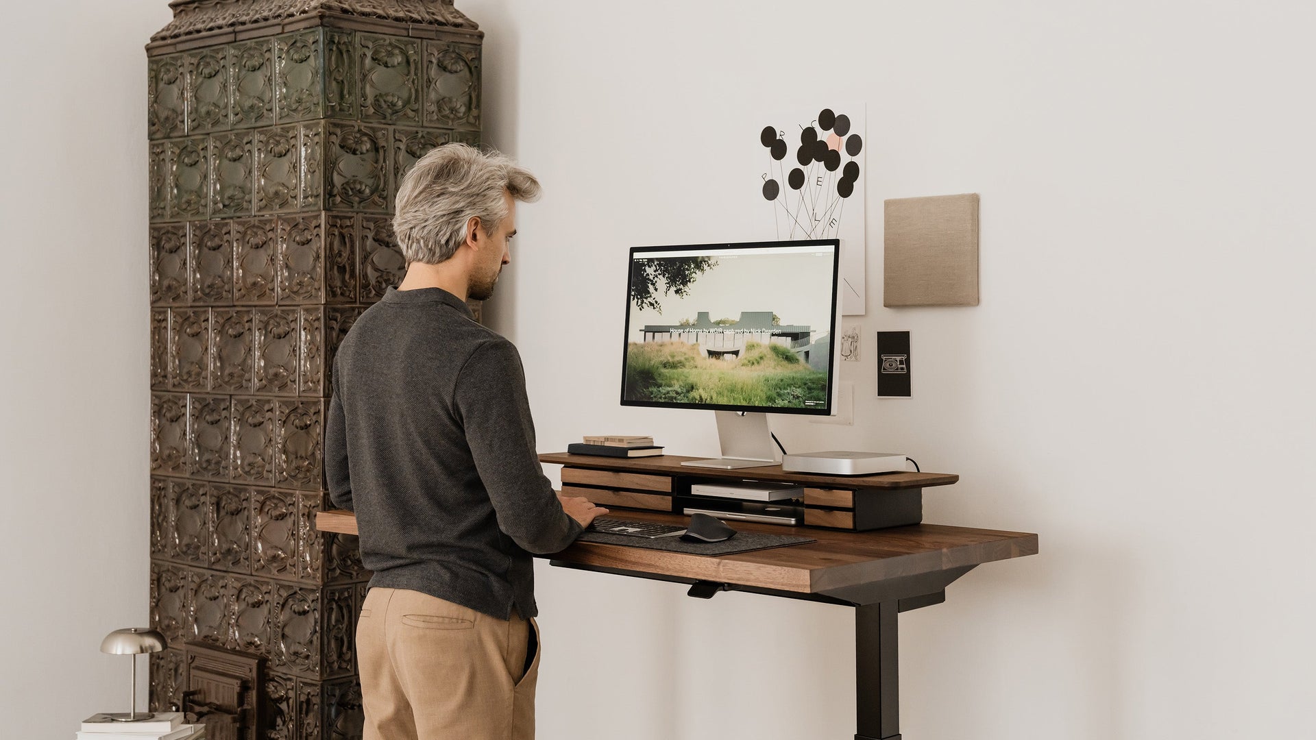 How to stand properly at your desk?
