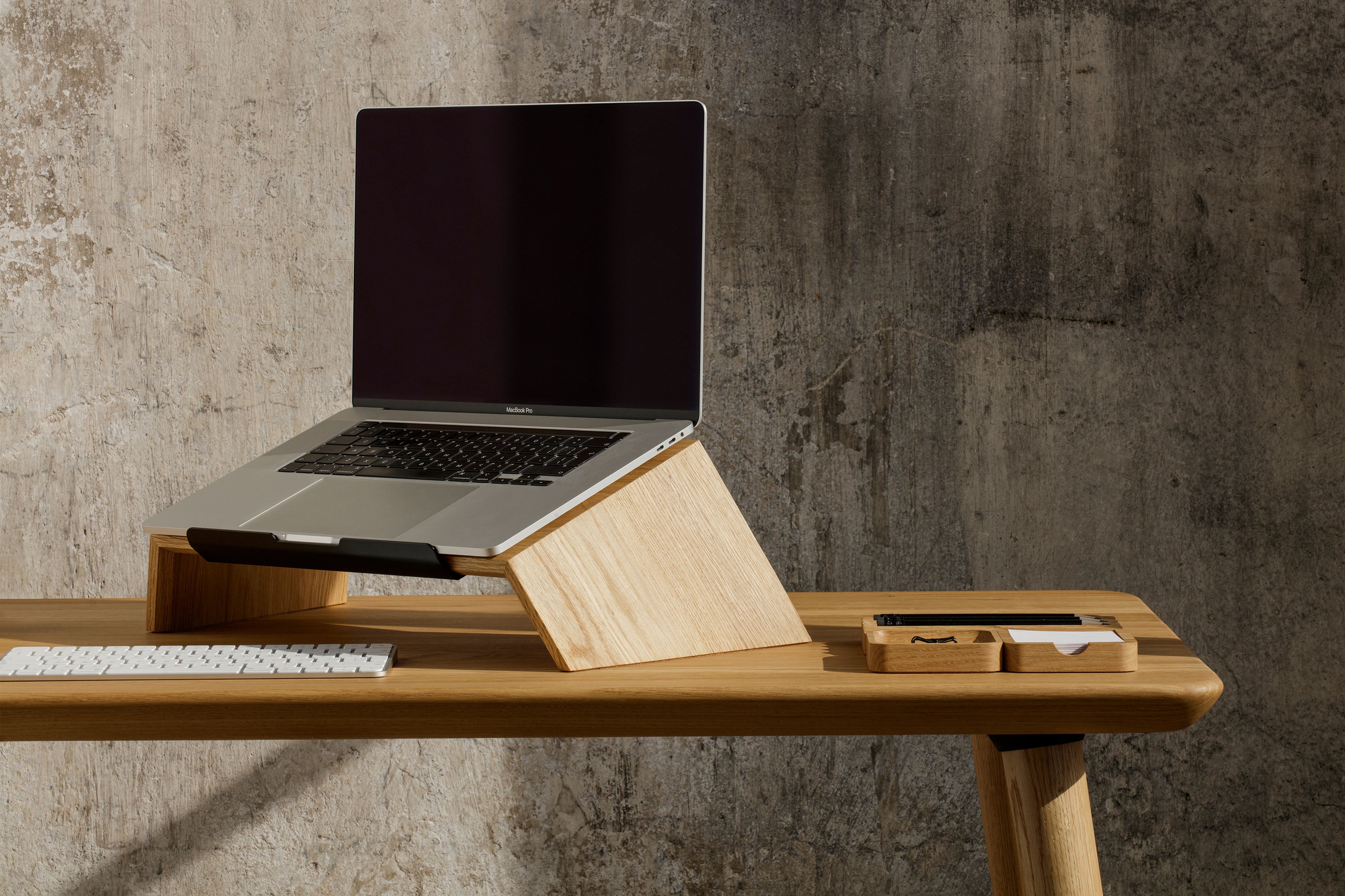 Laptop and on sale monitor table