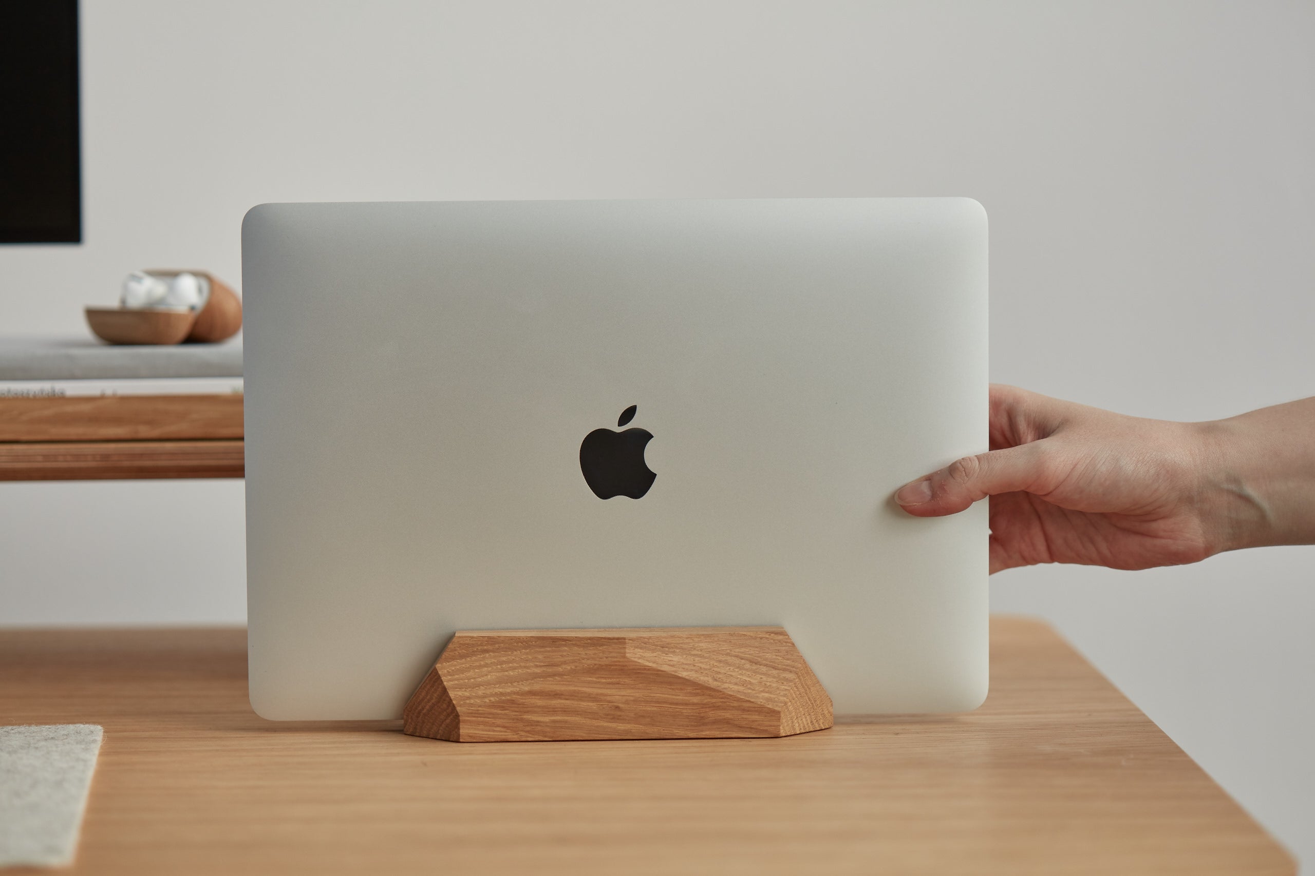 Laptop Dock - Vertical laptop stand | Oakywood.shop