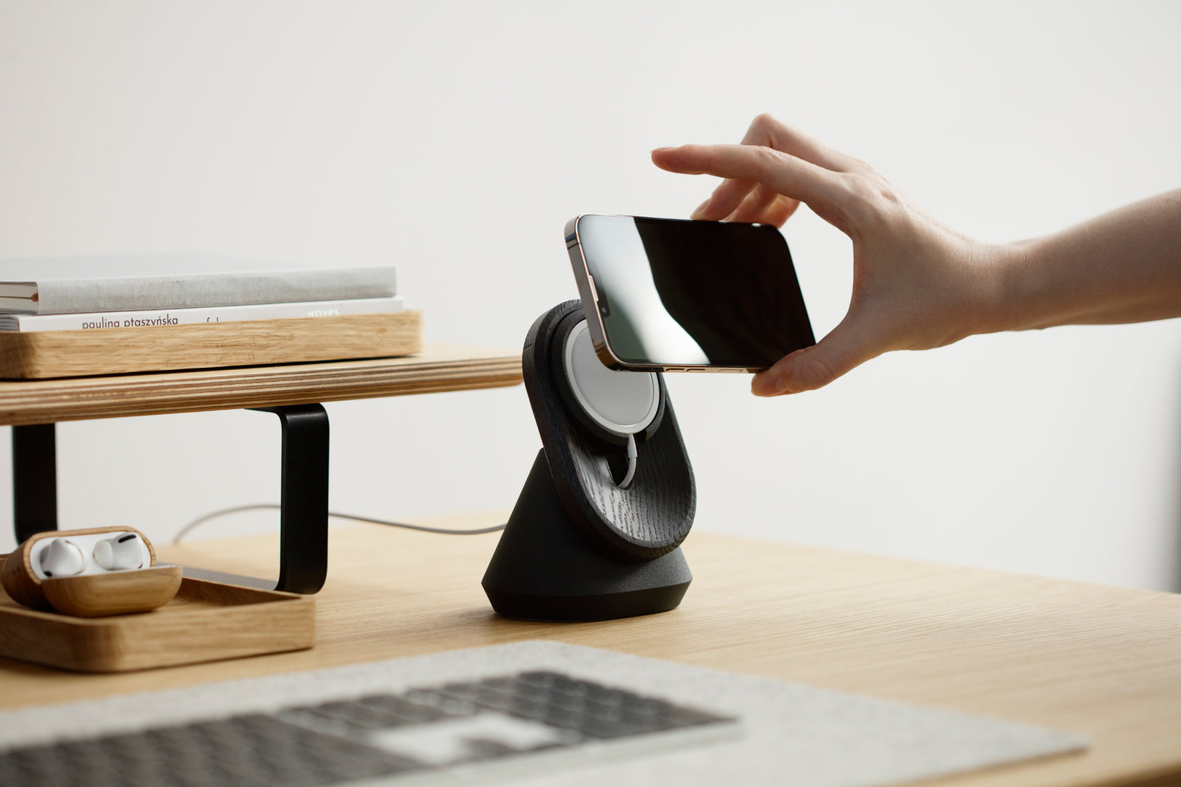 OATSBASF Magnetischer Schreibtisch, niedlicher Telefonständer für MagSafe,  verstellbarer Hasen-Handyhalter Ständer für iPhone 14/13/12, kommt mit