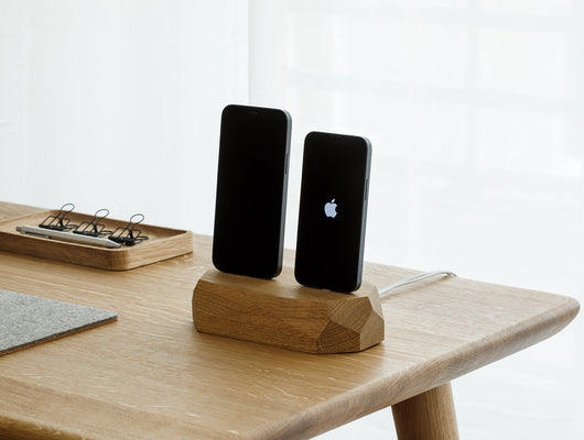 oakywood oak dual dock two phones charger desk setup | -