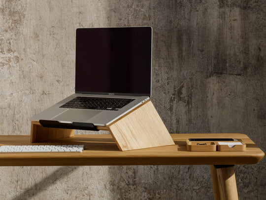 Debeam laptop wooden stand on Ekohunters
