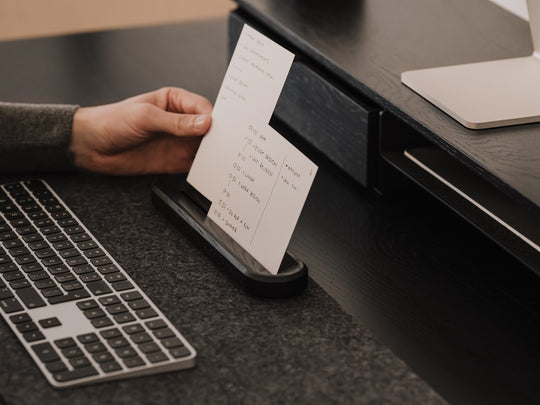 Person using a to-do desk kit to have a view on their daily priorities| black