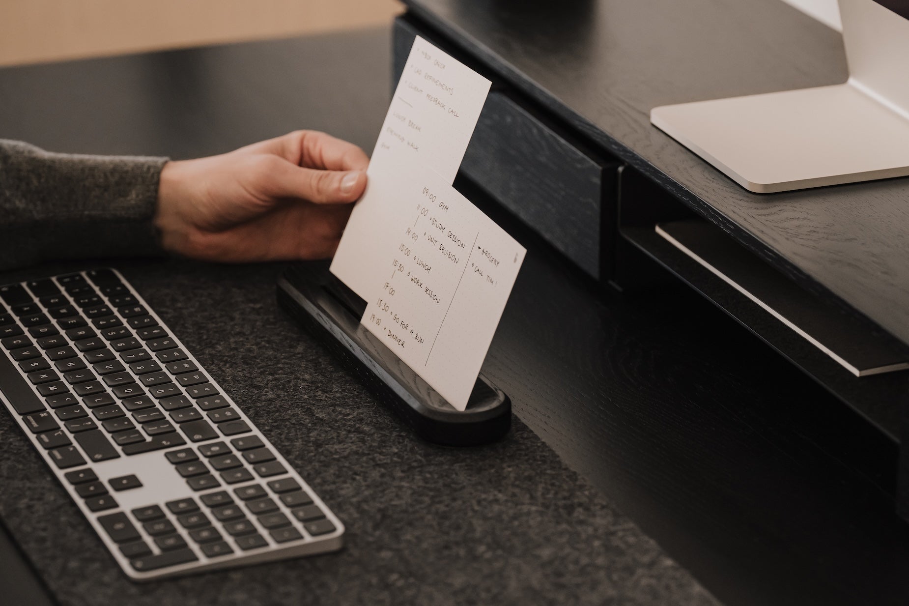 Person using a to-do desk kit to have a view on their daily priorities| black