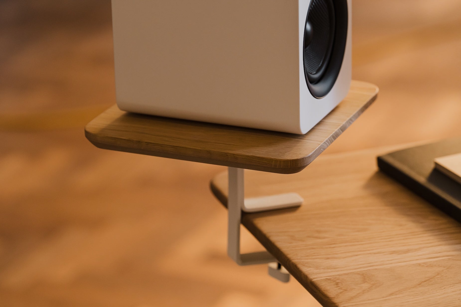 Półka na głośnik z uchwytem