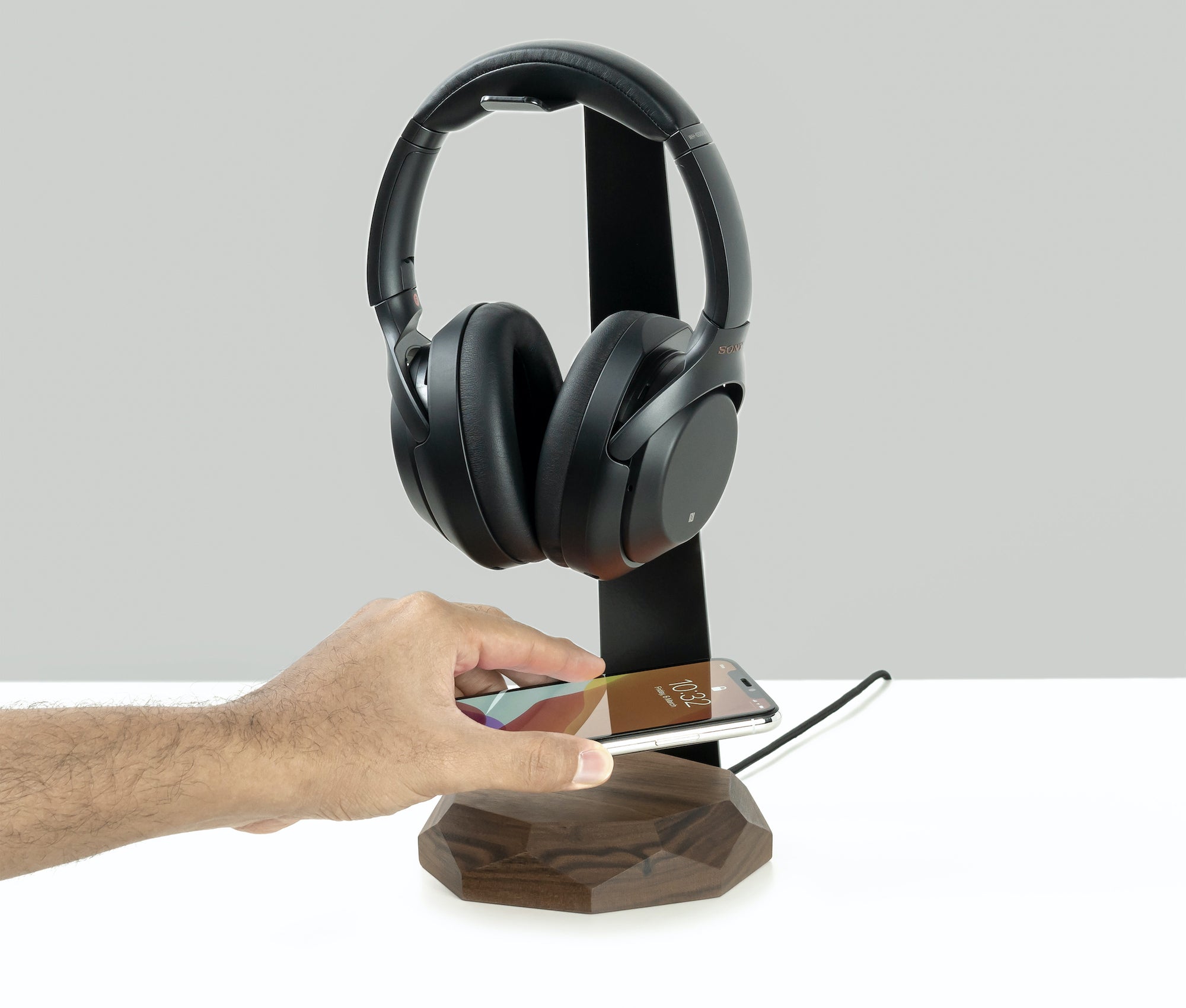 Headset stand wireless online charger