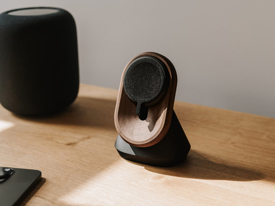 Oakywood Magsafe Puck in a Walnut MagSafe Stand| -