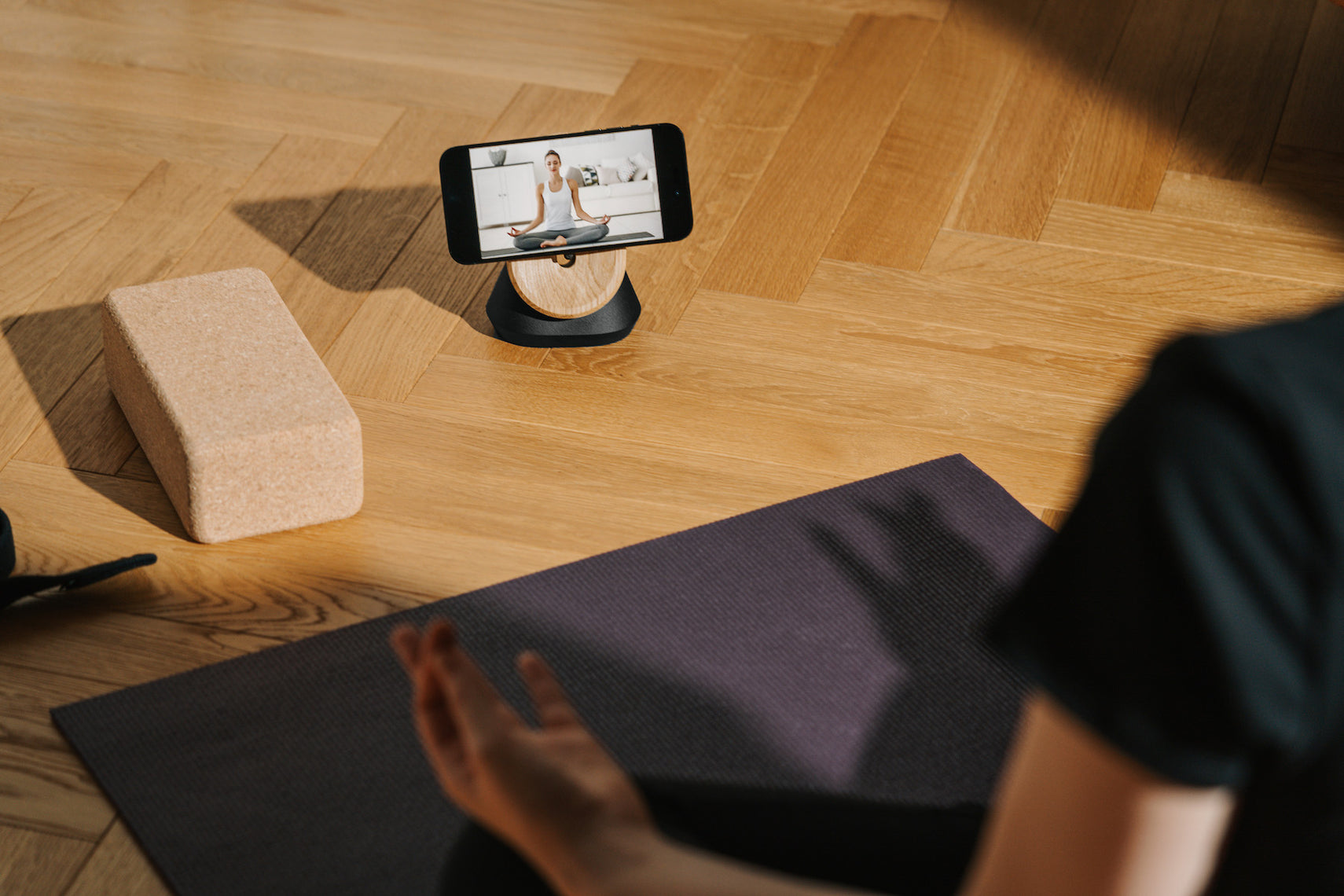 Oakywood MagSafe iPhone Stand yoga exercises | -