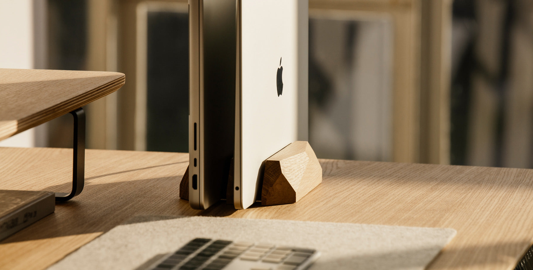 Oakywood Laptop Stand (MacBookスタンド) Oakywood Dual Laptop Vertical Stand, Natural Wood