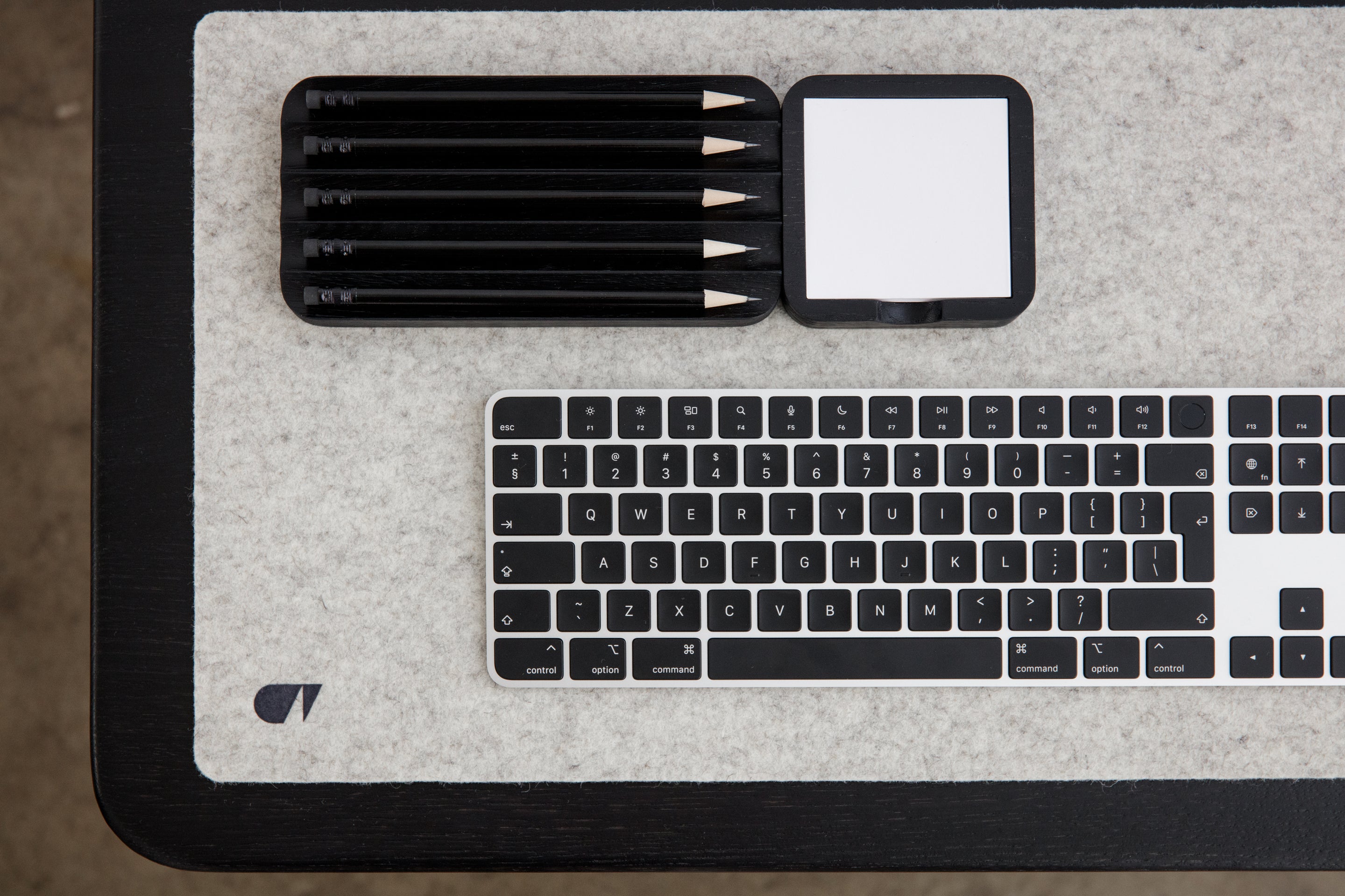 oakyblocks black sticky notes tray desk setup | black