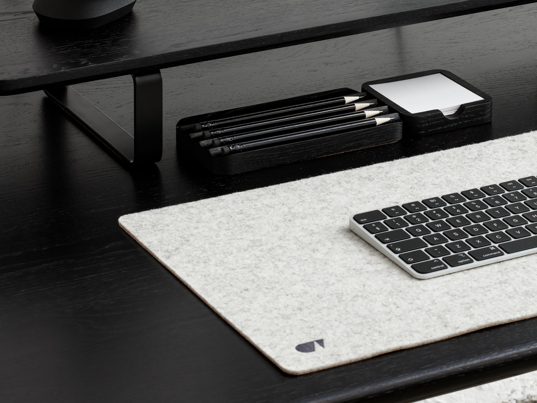 oakyblocks black sticky notes tray desk setup | black
