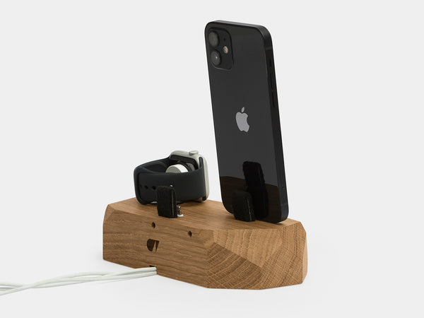 Oakywood Triple Dock in oak with 2x Lightning connectors – functional wooden dock for simultaneous device charging | oak, 2x lightning