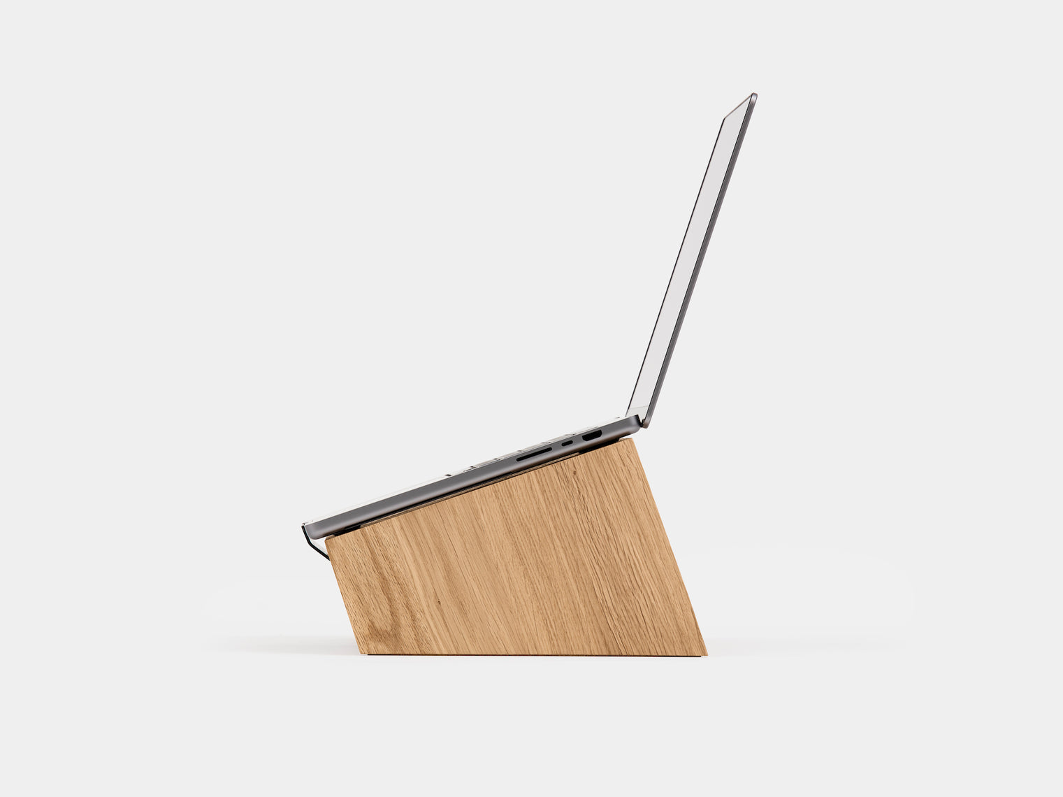 Debeam laptop wooden stand on Ekohunters
