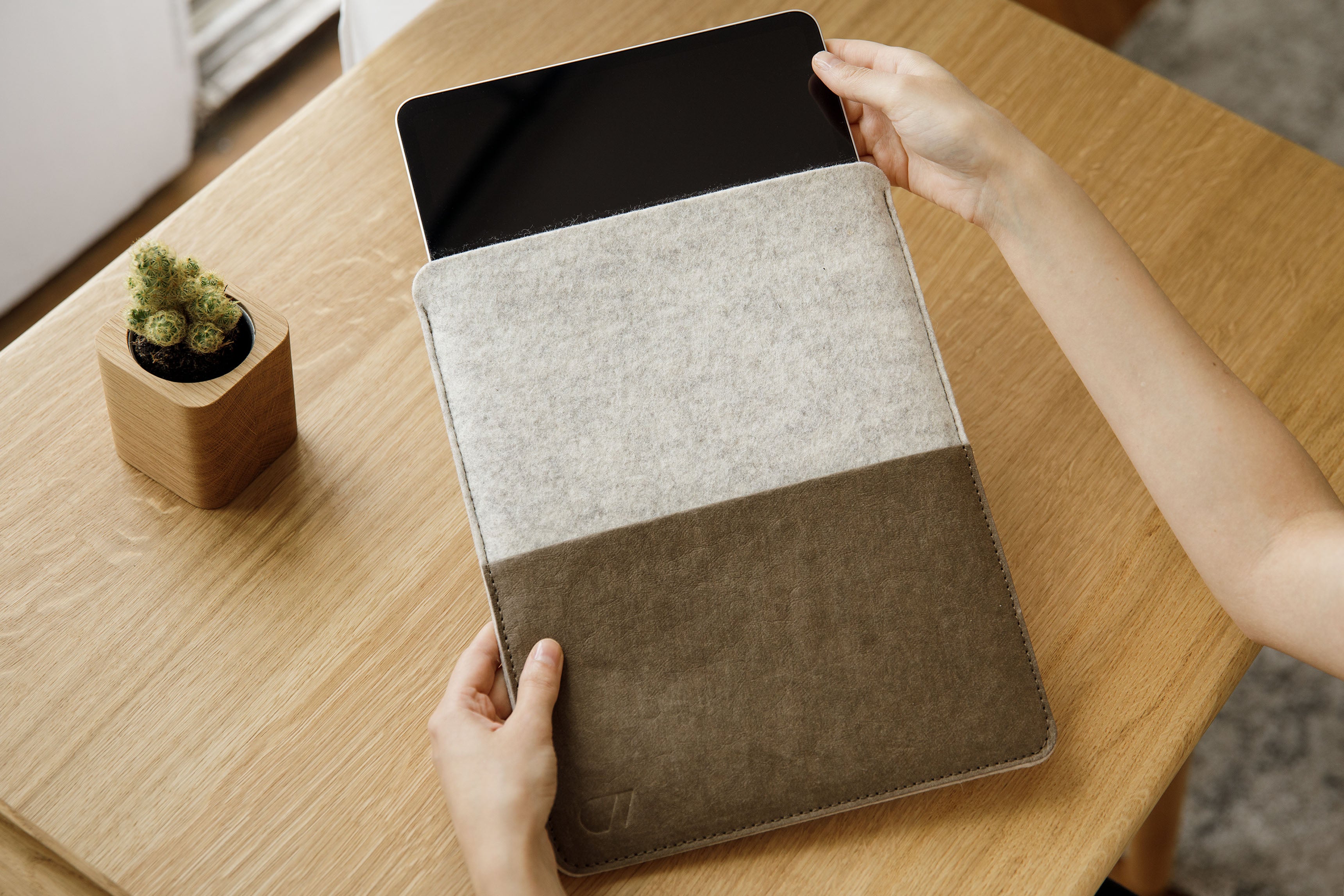 Oakywood iPad Sleeve - Thumbnail 3